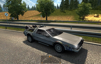 Спортивный автомобиль «DeLorean DMC-12» в трафик